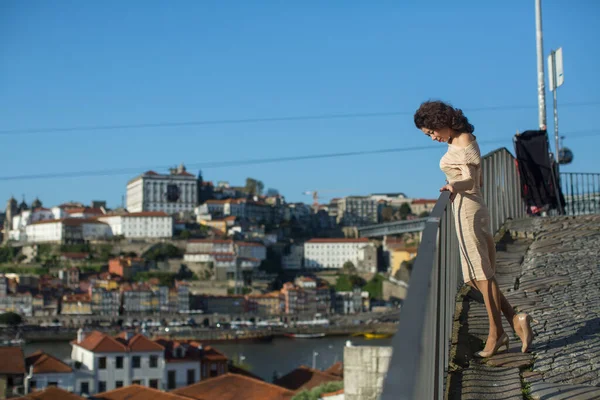 Mångkulturell Kvinna Gata Gamla Porto Centrum Dourofloden Portugal — Stockfoto