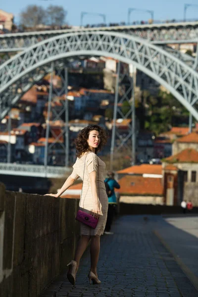 Bella Donna Asiatica Una Strada Nel Centro Storico Porto Vicino — Foto Stock