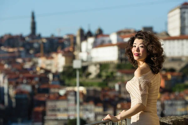 Blandad Ras Asiatisk Kvinna Gata Gamla Porto Centrum Multikulturellt Portugal — Stockfoto