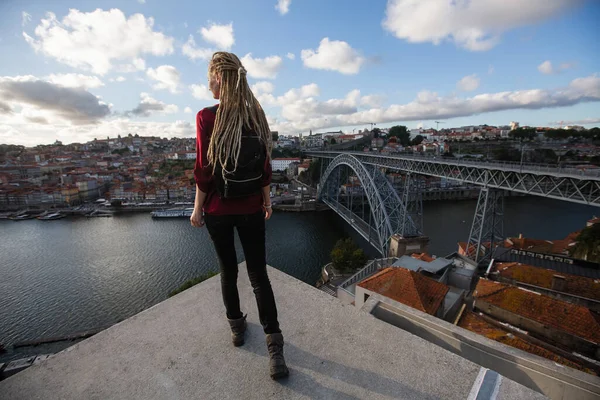 Mladá Žena Stojí Okraji Vyhlídky Naproti Mostu Dom Luis Porto — Stock fotografie