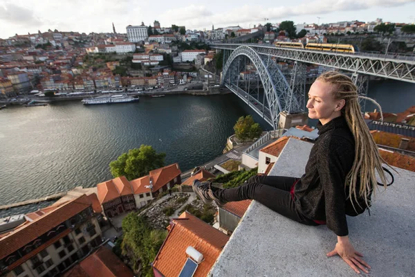 Mladá Žena Sedící Vyhlídce Naproti Mostu Dom Luis Porto Portugalsko — Stock fotografie