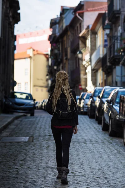 Mujer Treveller Camina Por Las Estrechas Calles Del Pavimento Oporto —  Fotos de Stock
