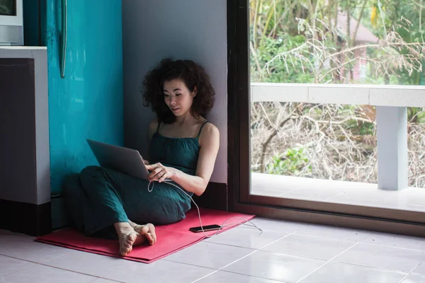Gemengd Ras Aziatische Vrouw Freelance Met Laptop Zitten Bungalow — Stockfoto
