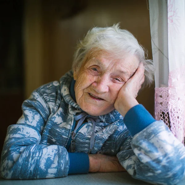 Portret Van Een Oudere Oudere Vrouw Haar Huis — Stockfoto