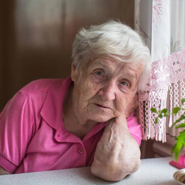 Una Donna Anziana Depressa Seduta Tavola Casa — Foto Stock