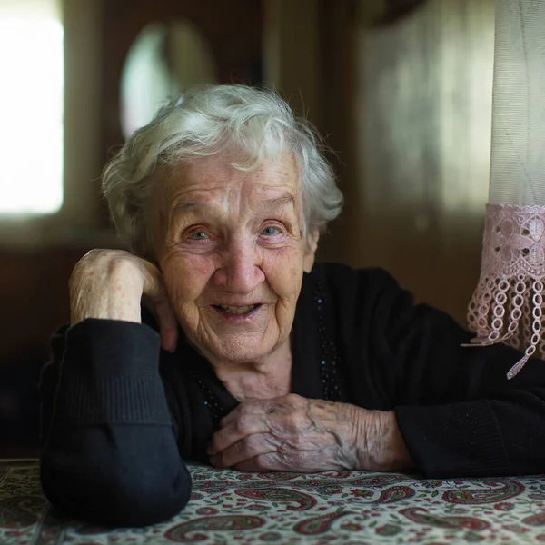 Masada Oturan Emekli Yaşlı Bir Kadının Portresi — Stok fotoğraf