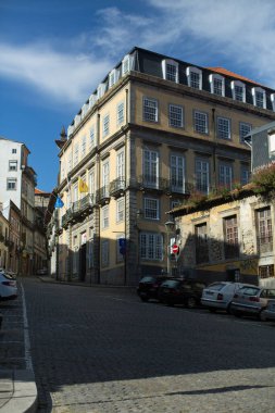 PORTO, PORTUGAL - 24 Mayıs 2020: boş sokaklar Porto. Covid-19 koronavirüs salgınıyla ilgili olarak iki ay süren karantinadan sonra Portekiz, kısıtlamaları yavaş yavaş kaldırmaya başlıyor..