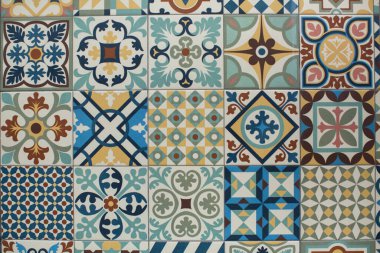 Porto, Portekiz 'de geleneksel eski fayans duvarı, teneke kaplı, azulejos seramik döşeme