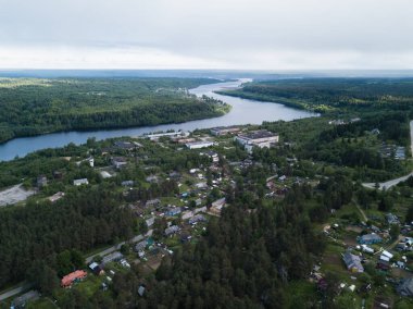 Rusya 'nın Leningrad bölgesindeki Svir nehri ve ormanlarına kuş bakışı bakış. 
