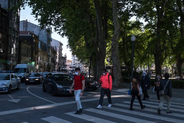 ポルトガルのポルト 2020年5月21日 ポルトのダウンタウン 世界的なコロナウイルス流行に関連して課された隔離のほぼ2ヶ月後 ポルトガルは徐々に制限を解除し始めています — ストック写真