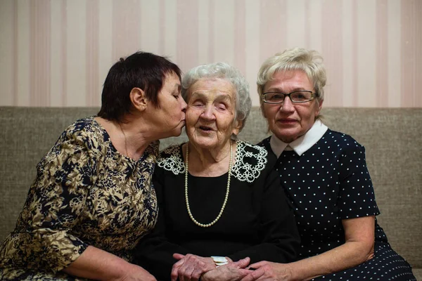 Una Anciana Con Dos Hijas Adultas Sentadas Sofá —  Fotos de Stock