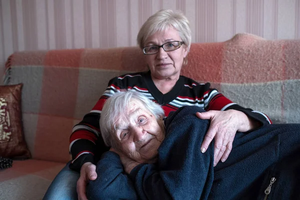 Een Oude Vrouw Een Omhelzing Met Zijn Volwassen Dochter — Stockfoto