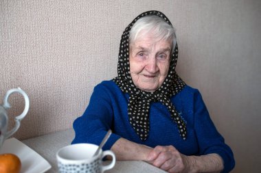 Rus kıdemli kadın portresi. Büyükanne!.