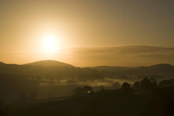 Nebliger Sonnenaufgang in Herefordshire — Stockfoto