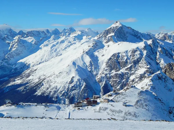 La vista desde la altitud 3200 metros. Dombay - una estación de esquí alpino en Karachayevo-Cherkesiya, Rusia . —  Fotos de Stock