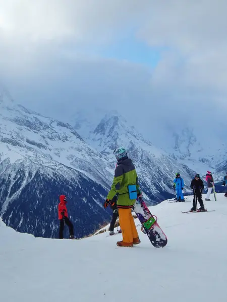 Snowboarders e esquiadores antes do passeio na altitude 2 300 metros em Dombay . — Fotografia de Stock