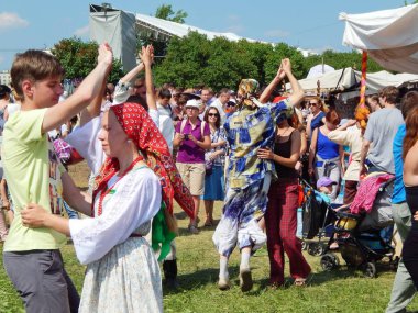 Moskova'da Kolomenskoye fuarda dans.