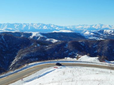 Dağ geçidi dağlardan Caucasus zincirinin bir manzaraya