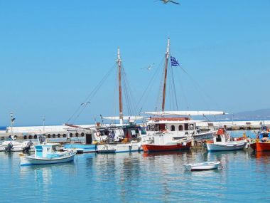 Yunanistan'da Mykonos adasında eski bir liman