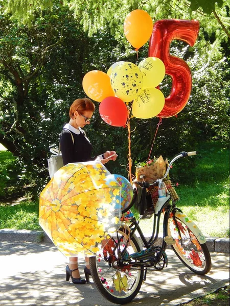 Teilnehmerin bei der Parade "Damen auf Fahrrädern" — Stockfoto