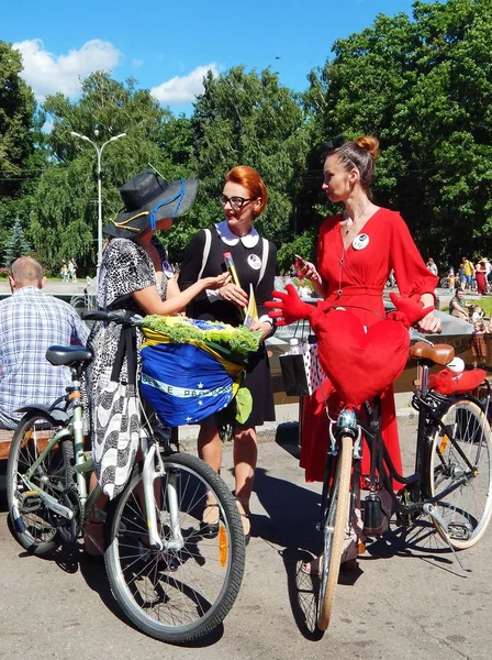 Uczestnika kobiet na paradzie "Panie na rowerach" — Zdjęcie stockowe