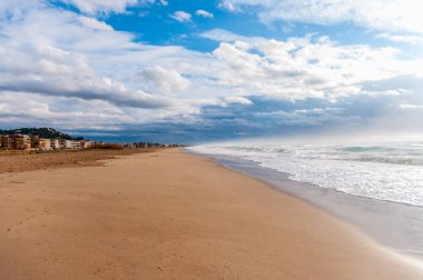 Castelldefels beach fırtınalı bir gün sonra