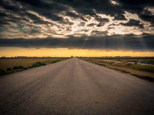 Düz çizgi yol / düz çizgi yol güzel manzarası ve muhteşem bulutlar Deltebre alan ile