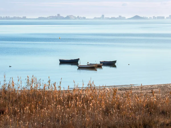 Vistas del Mar Menor con unas barcas en el mar — ストック写真