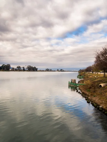 Il delta del fiume Ebro mentre attraversa Deltebre — Foto Stock