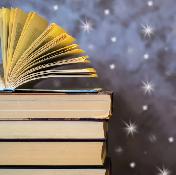 Üstünde tepe-in diğer kitaplar açık kitap