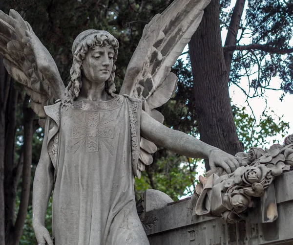 Statue dans le cimetière de Montjuic à Barcelone — Photo