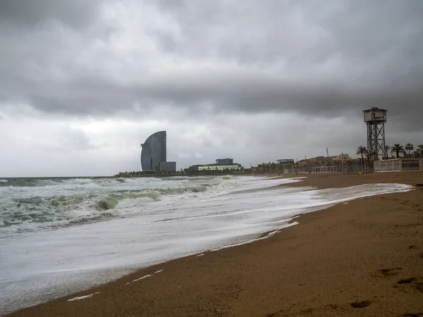 Barcelona playa de la ciudad un día tormentoso — Foto de Stock