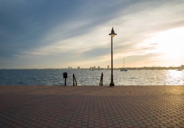 güzel bir bulutlu gün batımında Mar Menor