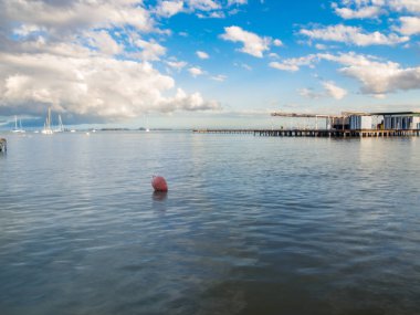 güzel bir bulutlu gün batımında Mar Menor