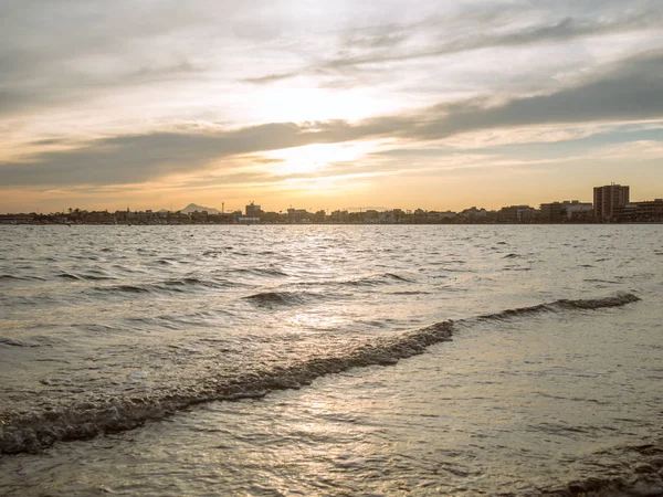 Mar Menor při západu slunce s nějaké krásné mraky — Stock fotografie