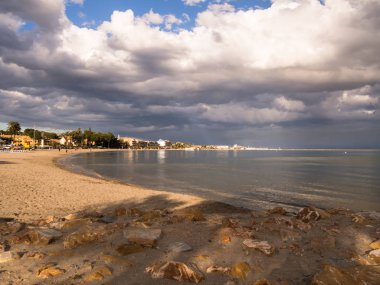 Mar Menor günbatımında bir fırtına bulutları ile plaj
