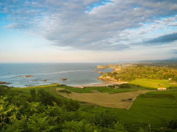 kayalık sahilleri görebileceğiniz Asturias sahil