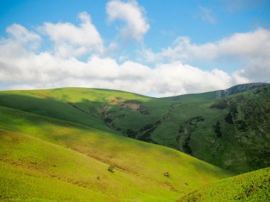 Yeşil dağ manzara ve mavi gökyüzü