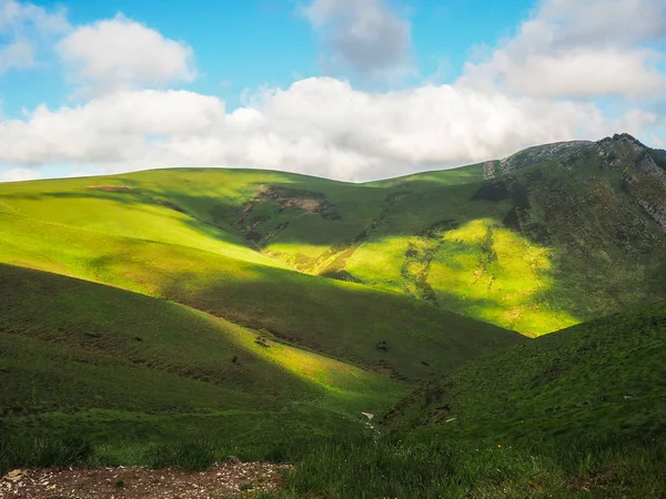 Grönt berg landskap och blå himmel — Stockfoto