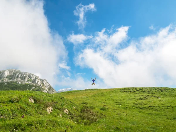 Person hoppar av glädje och firar segern i naturen — Stockfoto