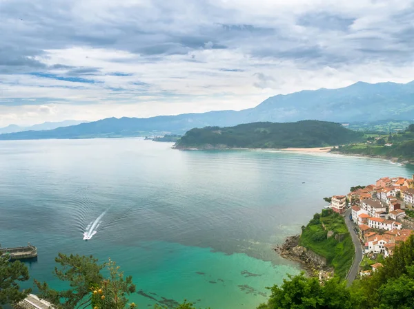 Asturyan sahil ile ön planda Lastres Köyü