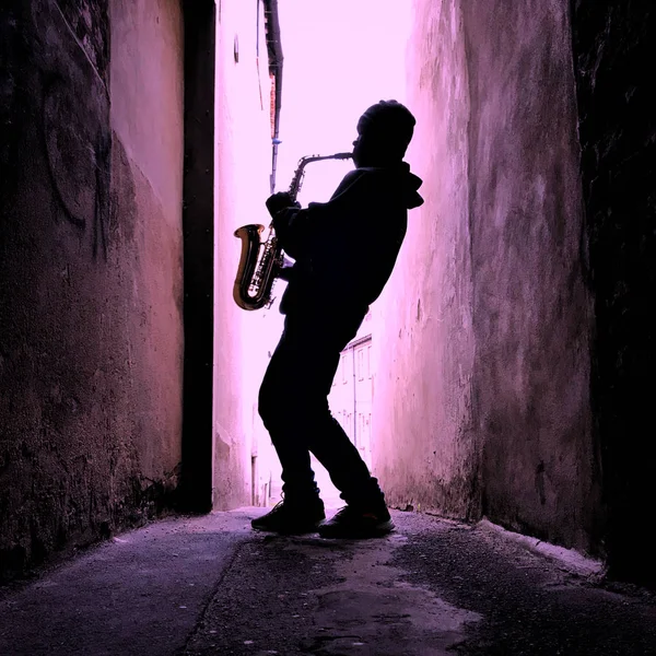 Silueta Músico Callejero Tocando Saxofón Fondo Color Lila —  Fotos de Stock