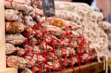 Pazar günü çiftlik etinden yapılan sosisler.