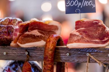 Pazar günü çiftlik etinden yapılan sosisler.