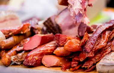 Pazar günü çiftlik etinden yapılan sosisler.