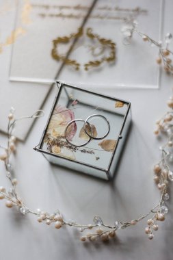 Düğün aksesuarları, buket ve ayakkabılar.