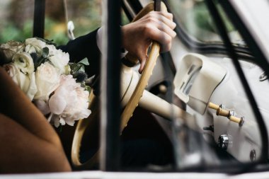 Gelinler eski bir arabanın direksiyonunda