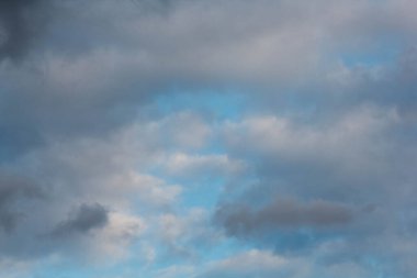 Güneş ışınları, gökyüzü ve bulutlar