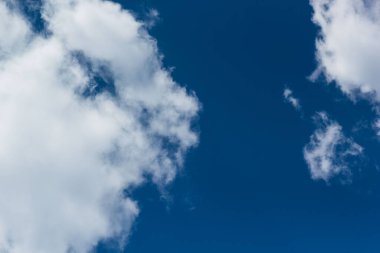 Güneş ışınları, gökyüzü ve bulutlar