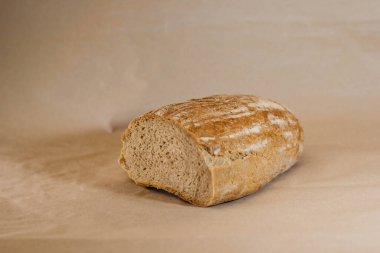 Taze buğday ve çavdar ekmeği.